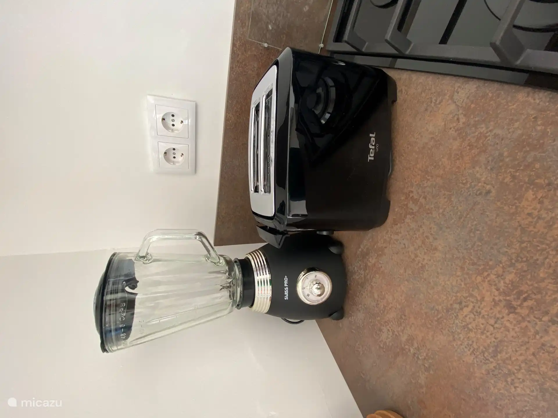 Grille-pain et mixeur. Préparez vos propres smoothies. Il y a aussi une machine à sandwich.