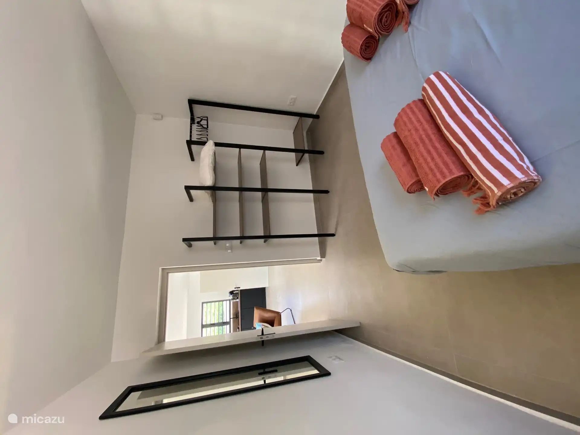 Armoire avec espace pour votre valise.