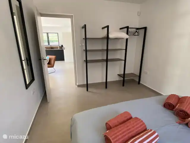 Location de Vacances Curaçao, Banda Ariba (est), Jan Thiel, appartement - Appartements Curalux - Tortue Armoire avec espace pour votre valise.