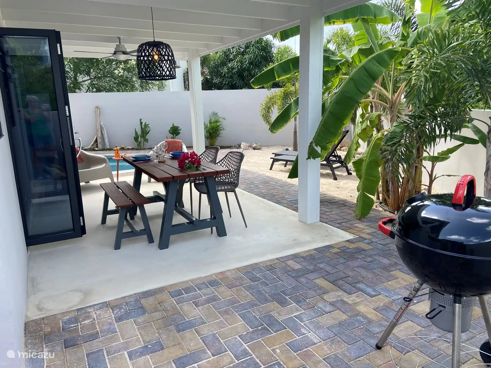 Bel extérieur sous le porche.