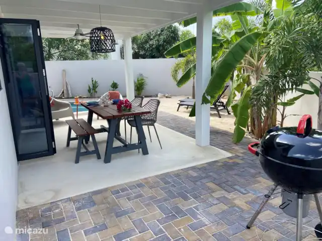 Location de Vacances Curaçao, Banda Ariba (est), Jan Thiel, appartement - Appartements Curalux - Tortue Bel extérieur sous le porche.