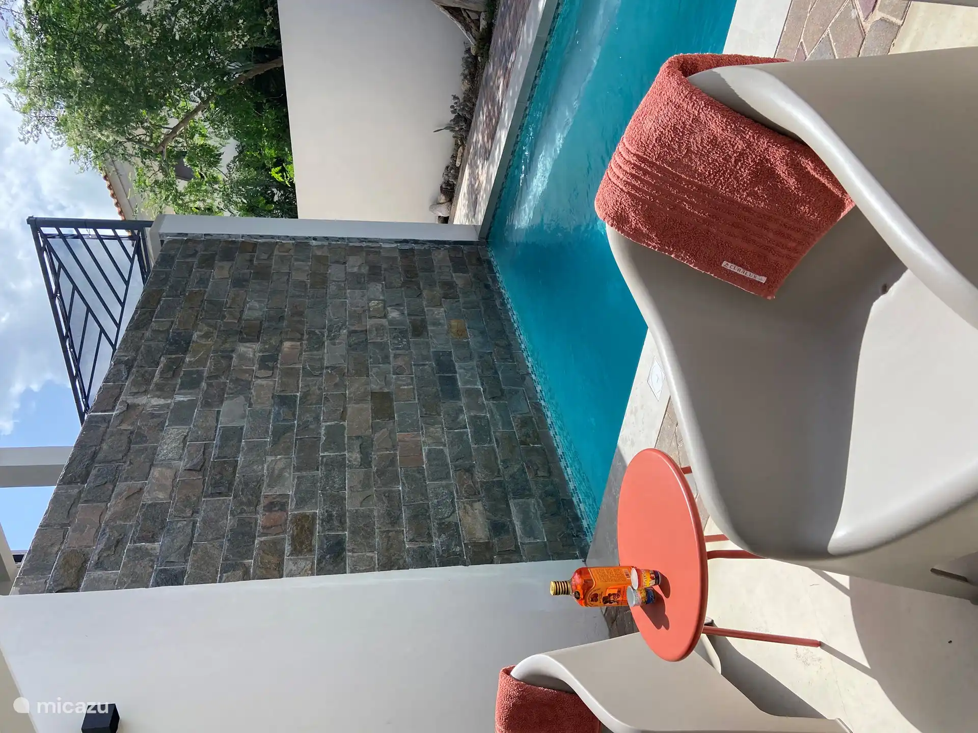 l'eau coule le long du mur.