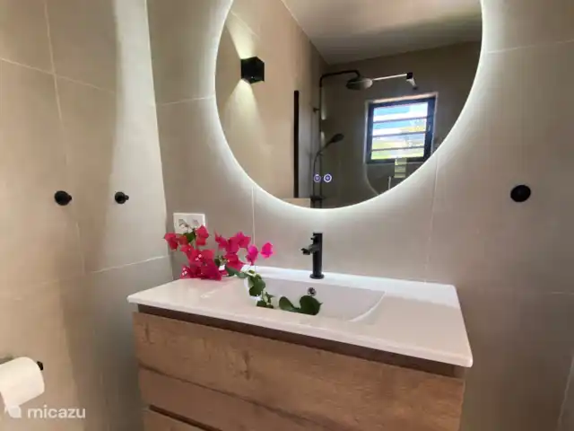 Location de Vacances Curaçao, Banda Ariba (est), Jan Thiel, appartement - Appartements Curalux - Tortue Salle de bain avec miroir éclairé. Et sèche-cheveux dans le tiroir.
