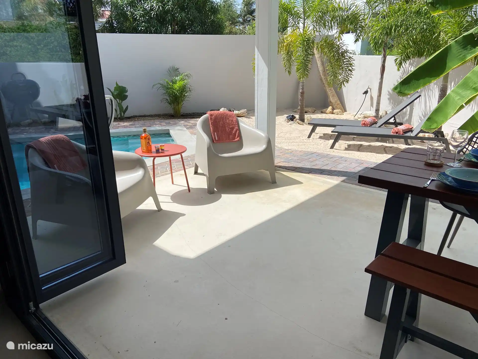 De l'intérieur vers l'extérieur.