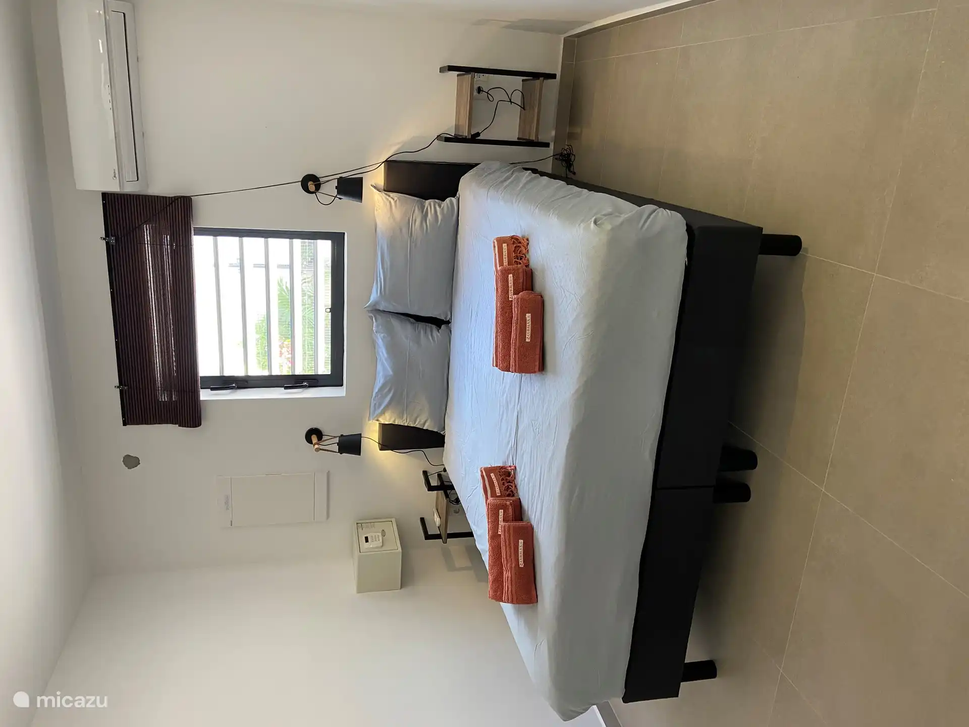 La chambre avec air conditionné. Il y a également de la place dans cette pièce pour placer un lit bébé.