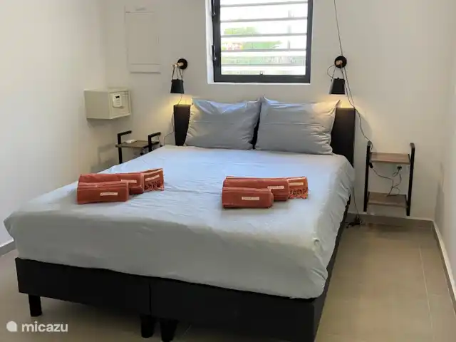 Location de Vacances Curaçao, Banda Ariba (est), Jan Thiel, appartement - Appartements Curalux - Tortue La chambre avec air conditionné. Il y a également de la place dans cette pièce pour placer un lit bébé.