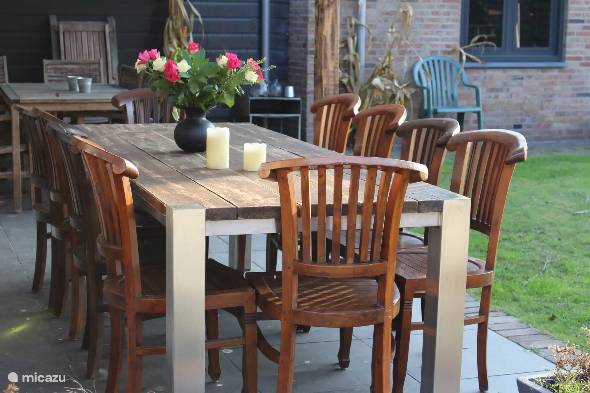 Überdachte Terrasse des 10-Personen-Hauses