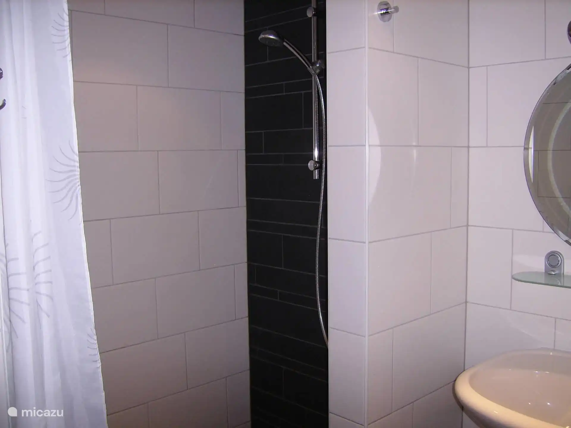 Dusche im Haus für vier Personen