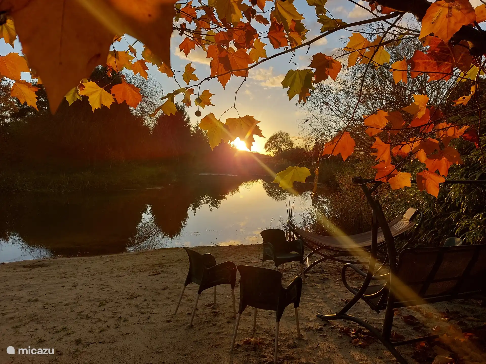 Strand und Teich im Herbst