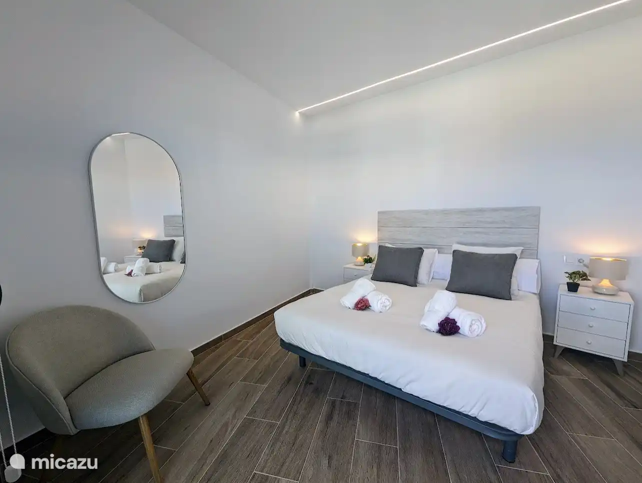 Dormitorio para 2 personas en el balcón con vistas a la piscina