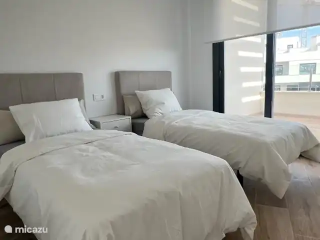 Casa Simba en España, Costa Blanca, Villamartin - penthouse Dormitorio adicional con 2 camas individuales que también está adyacente al balcón que da a la piscina