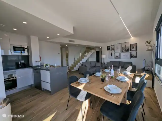 Casa Simba en España, Costa Blanca, Villamartin - penthouse Vista general de la sala de estar con la hermosa sala de estar y la cocina abierta