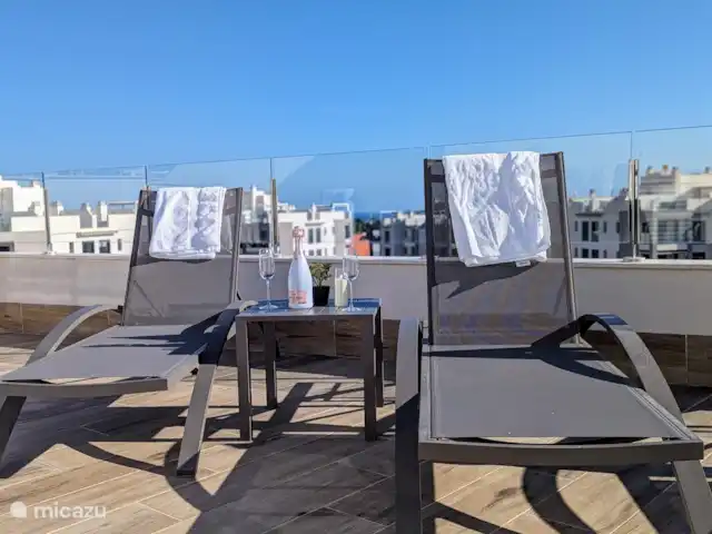 Casa Simba en España, Costa Blanca, Villamartin - penthouse Disfrutar del sol con una copa de champán en la terraza de la azotea