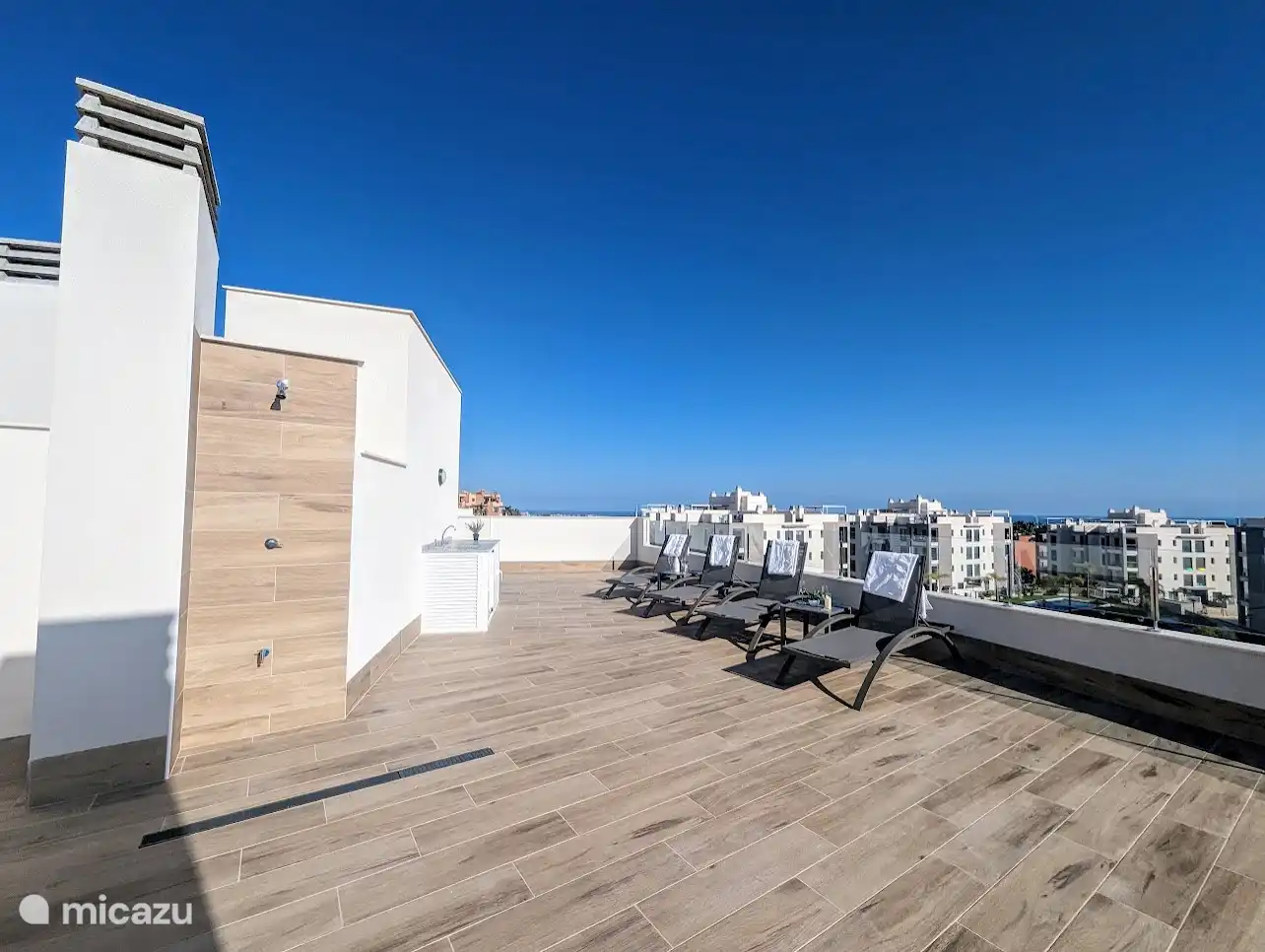 La terraza de la azotea con 4 tumbonas