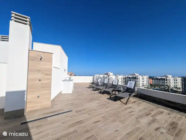 Casa Simba en España, Costa Blanca, Villamartin - penthouse La terraza de la azotea con 4 tumbonas