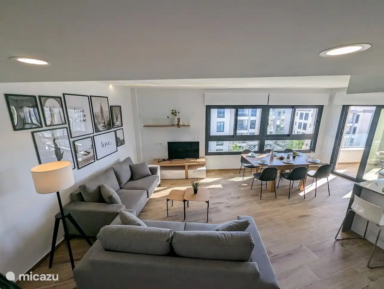 La sala de estar desde las escaleras hasta la terraza de la azotea