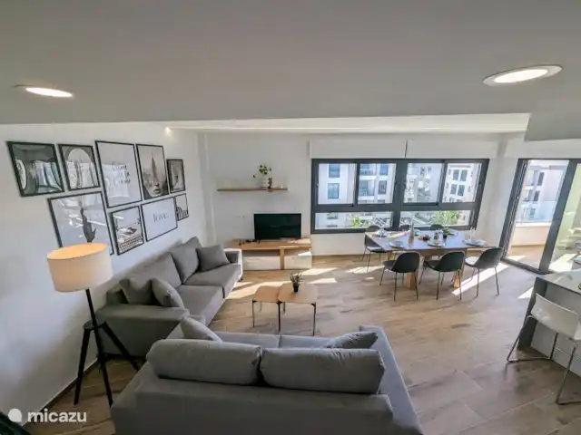 Casa Simba en España, Costa Blanca, Villamartin - penthouse La sala de estar desde las escaleras hasta la terraza de la azotea