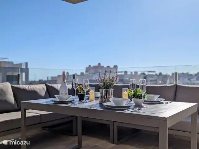 Casa Simba en España, Costa Blanca, Villamartin - penthouse Mesa maravillosamente puesta en el balcón