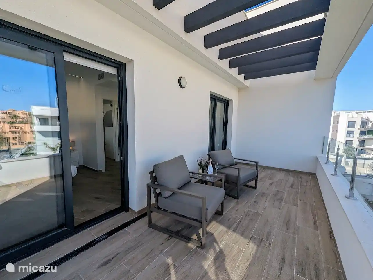 El balcón que da a la piscina, accesible desde los 2 dormitorios adicionales