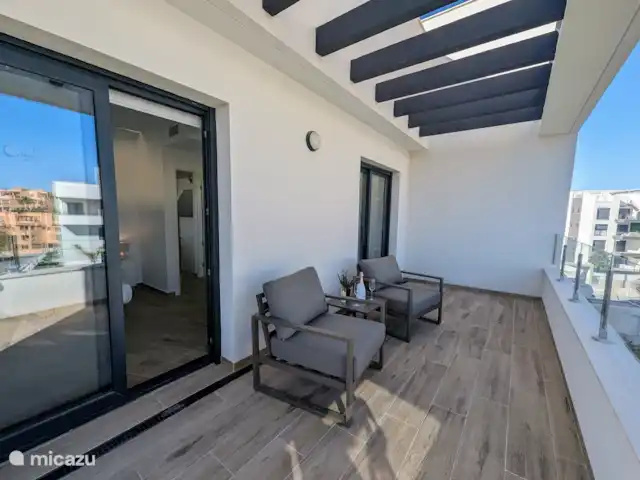 Casa Simba en España, Costa Blanca, Villamartin - penthouse El balcón que da a la piscina, accesible desde los 2 dormitorios adicionales