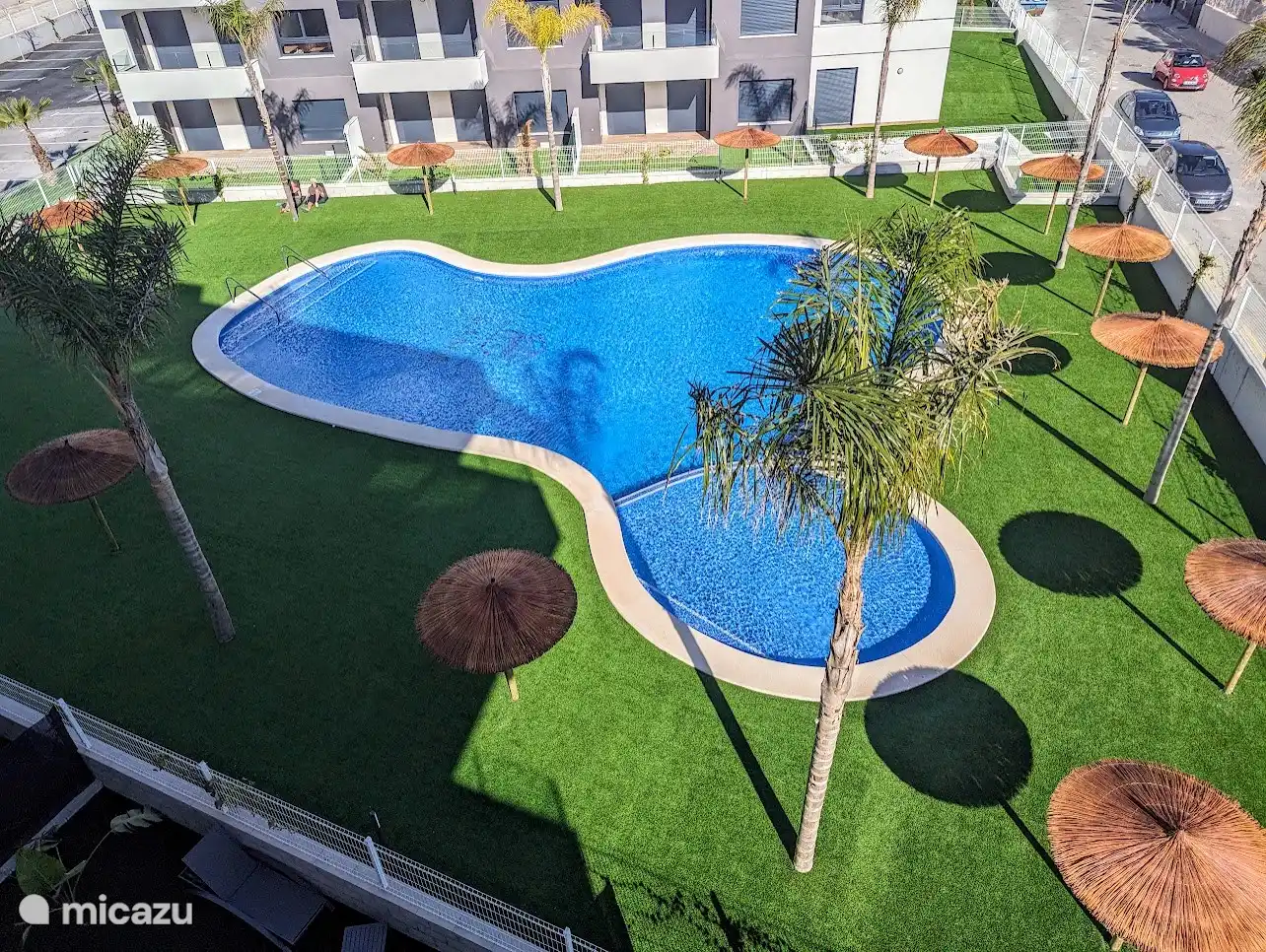 La piscina compartida que está abierta todos los días de 08:00 a 22:00