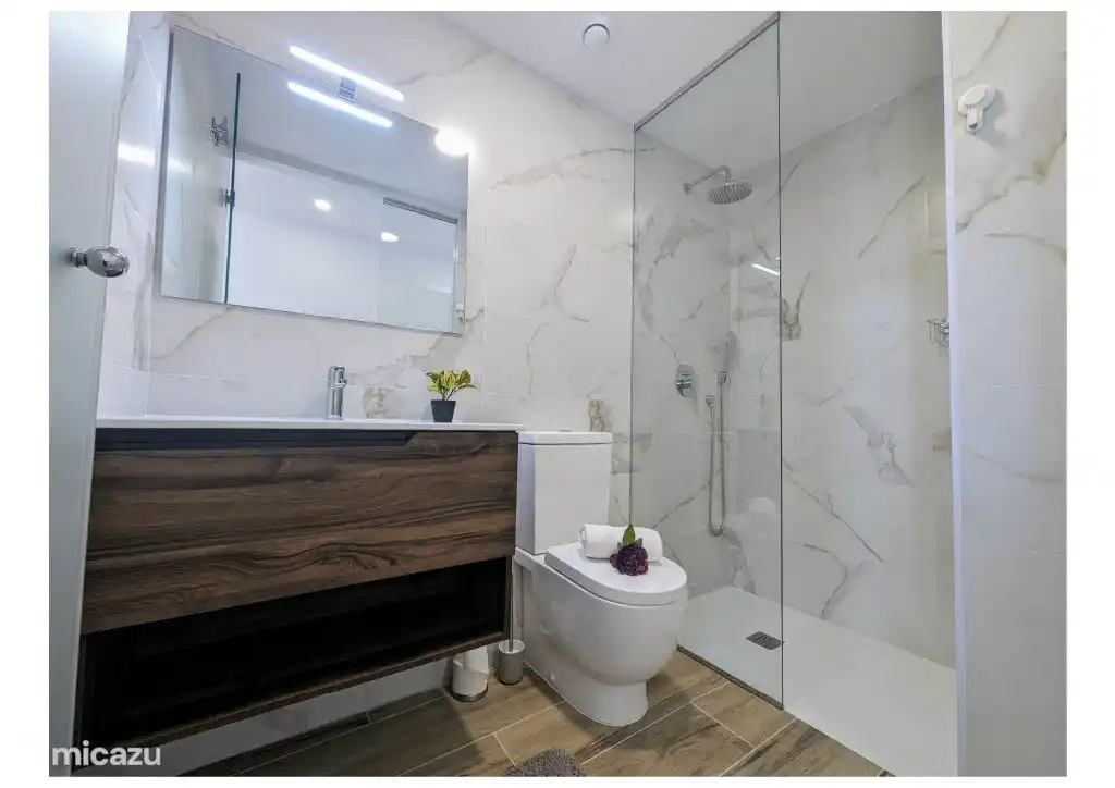 El baño privado del dormitorio 1