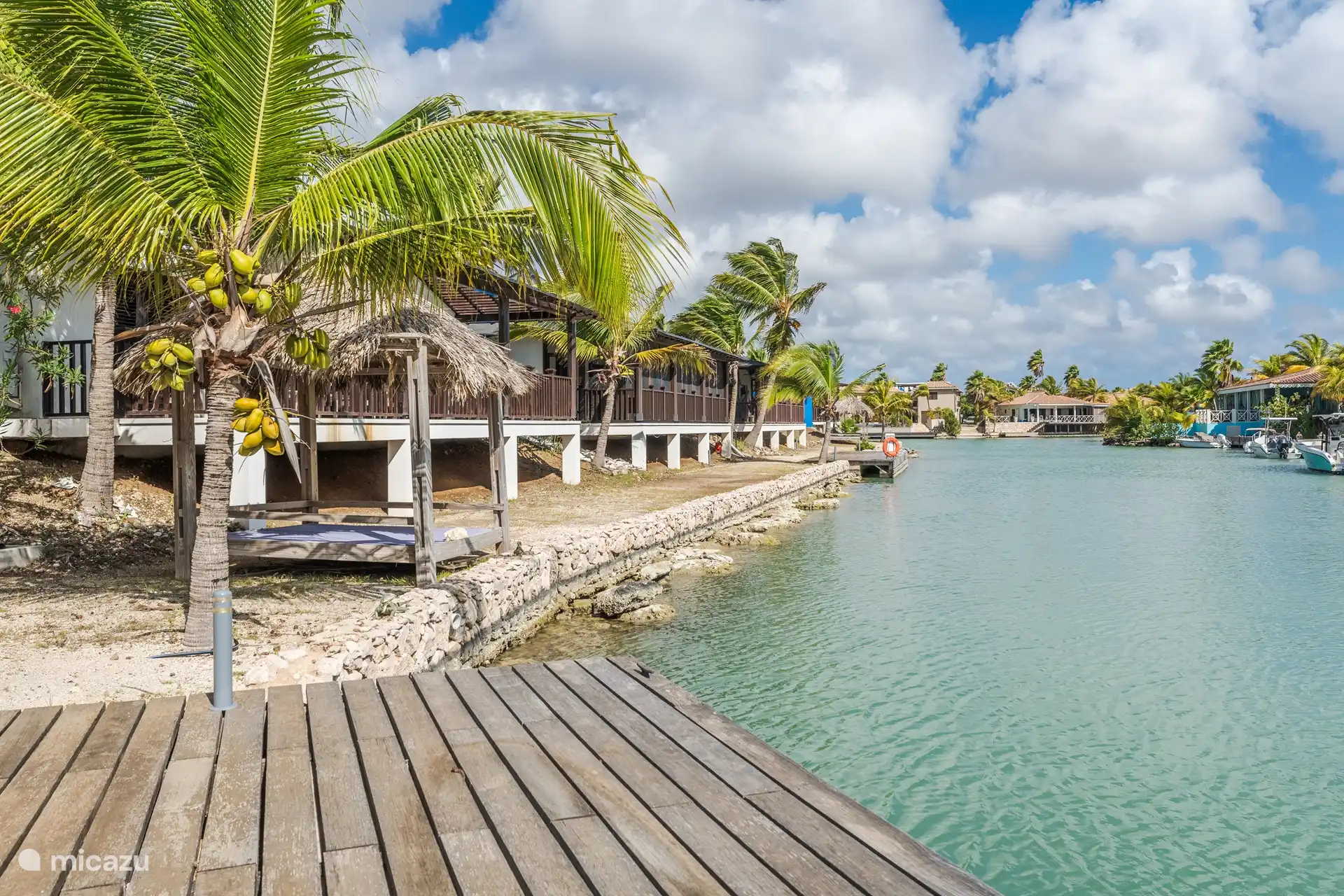 plage avec palapas et jetées