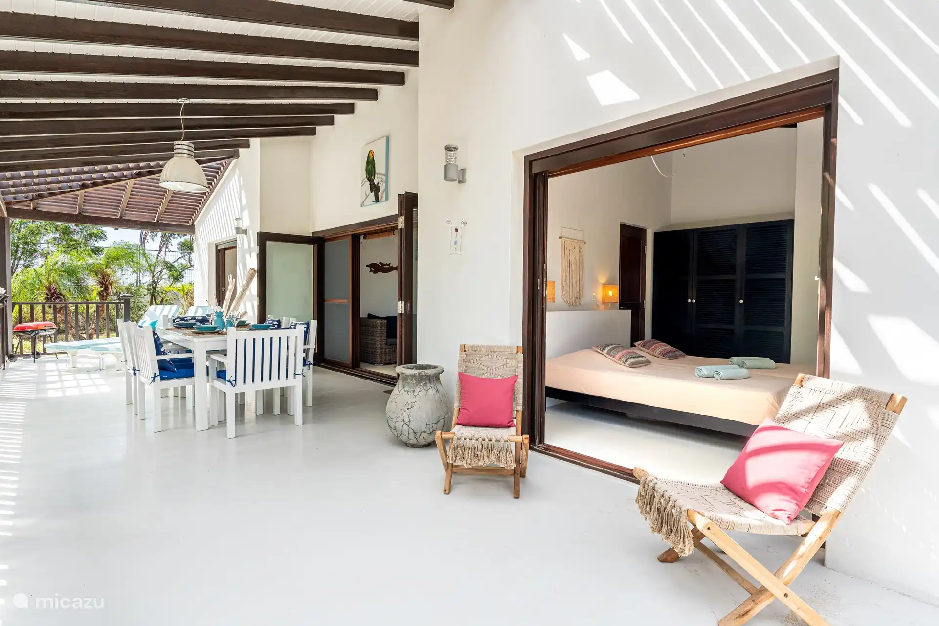 porche spacieux avec transats