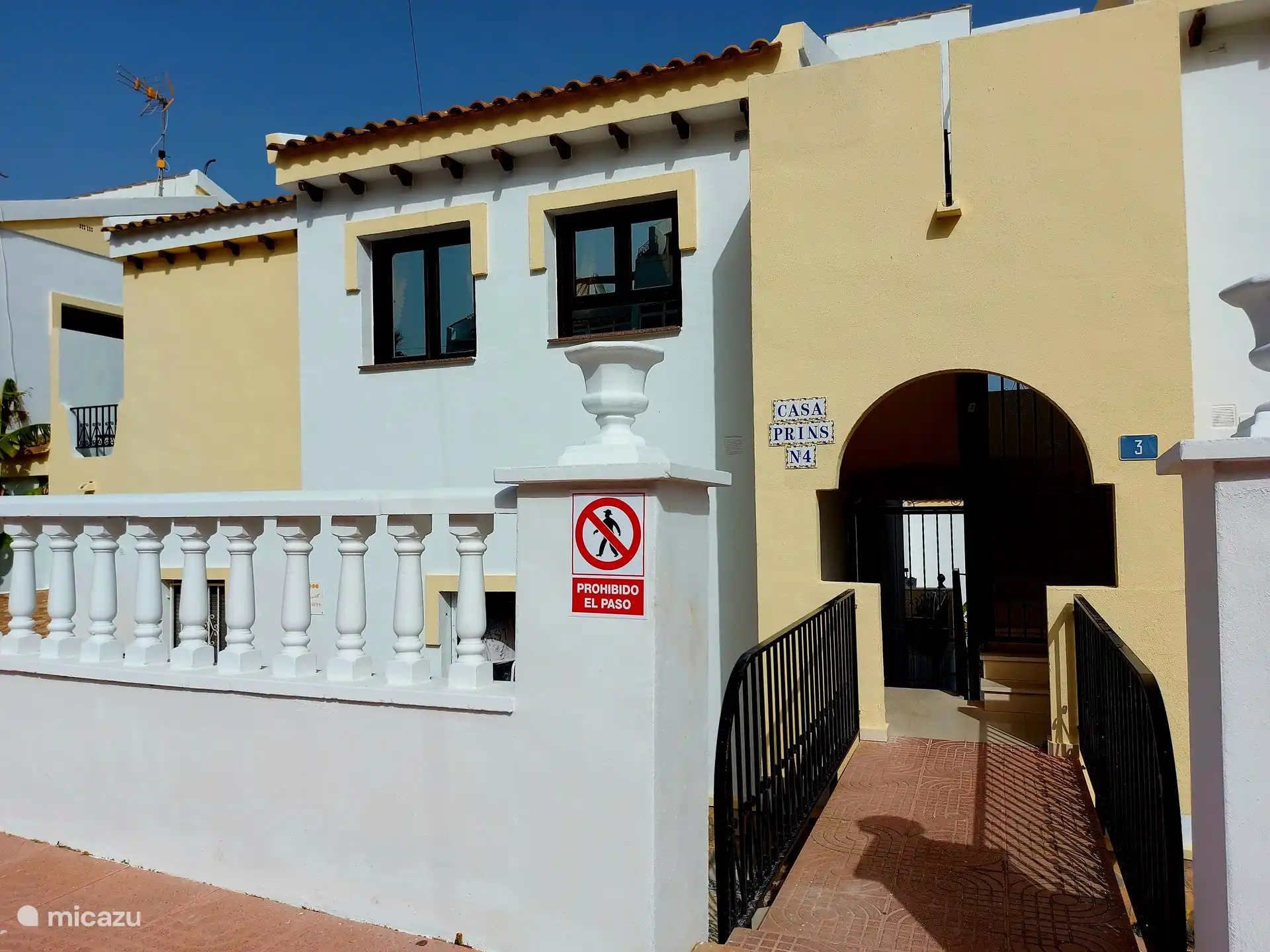 Vorderseite des Hauses, Straßenseite