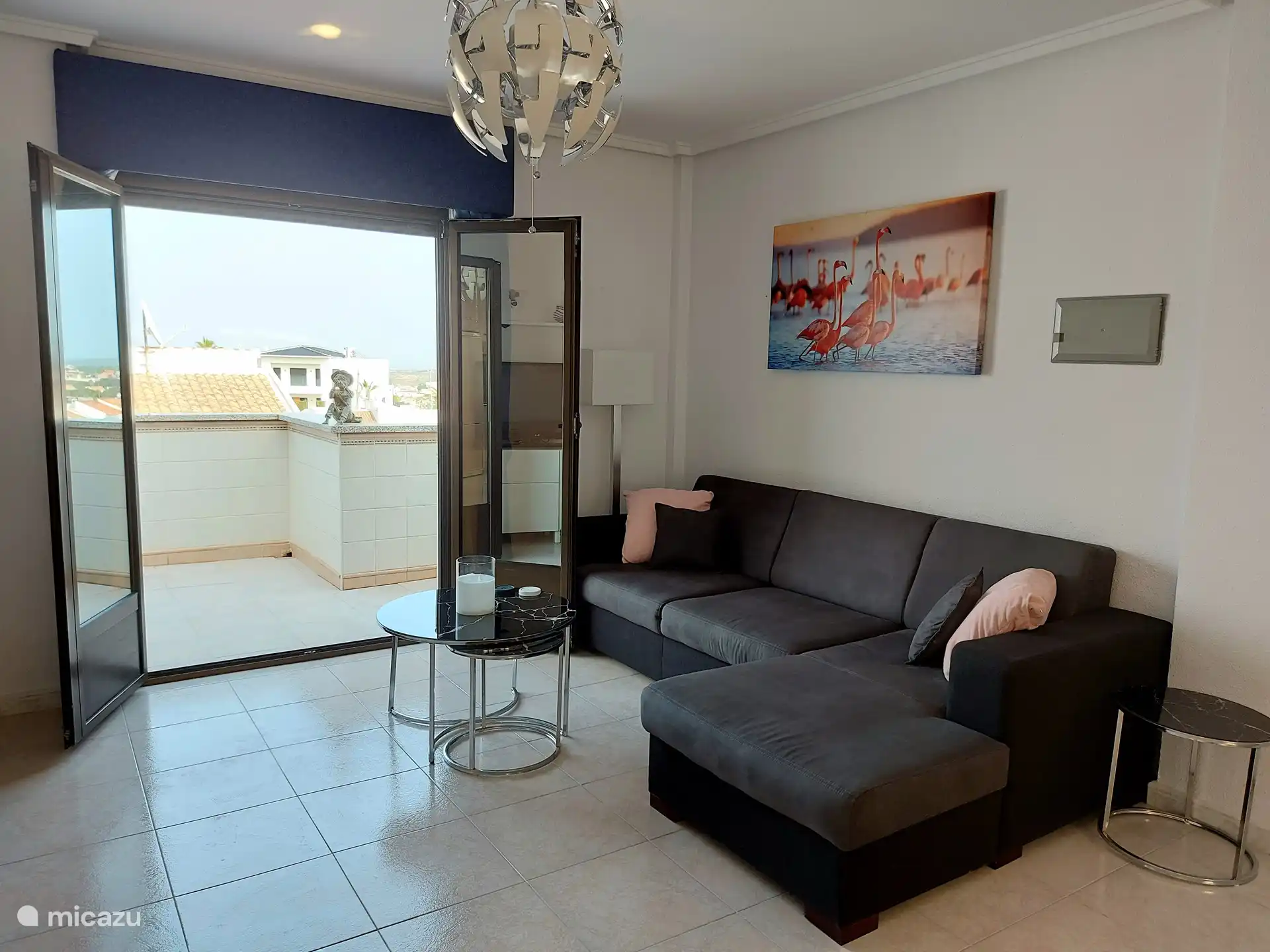 Wohnzimmer mit offenen Türen