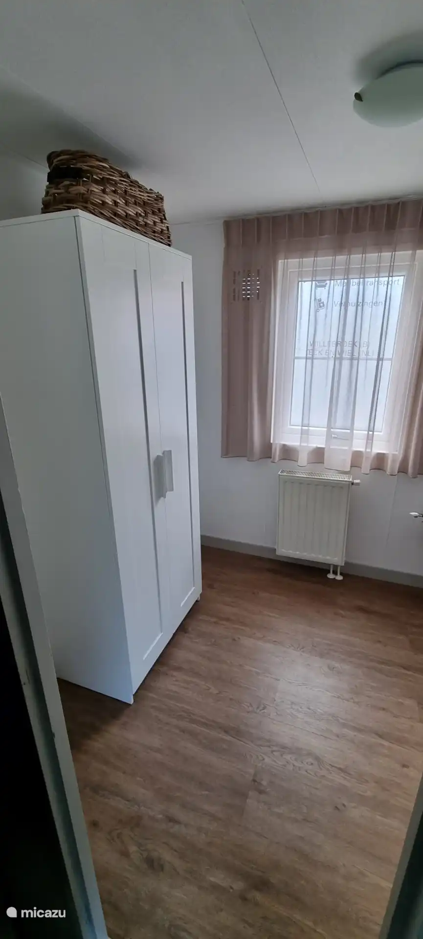 Chambre avec espace de rangement pour vêtements et autres objets