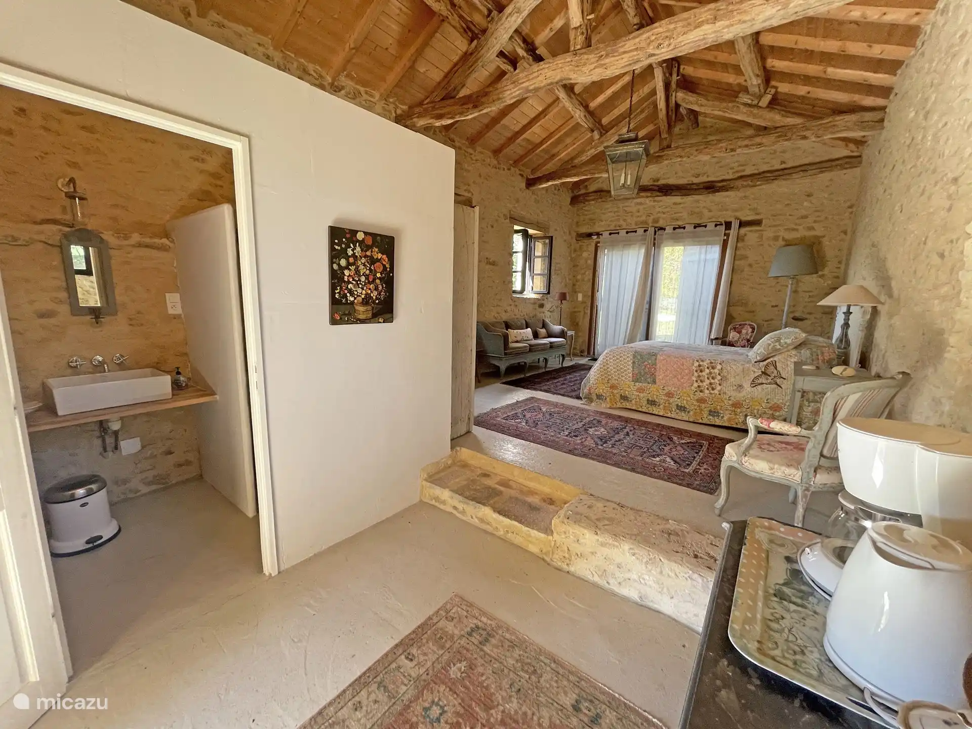 Schlafzimmer mit Doppelbett und Nebengebäude mit Dusche