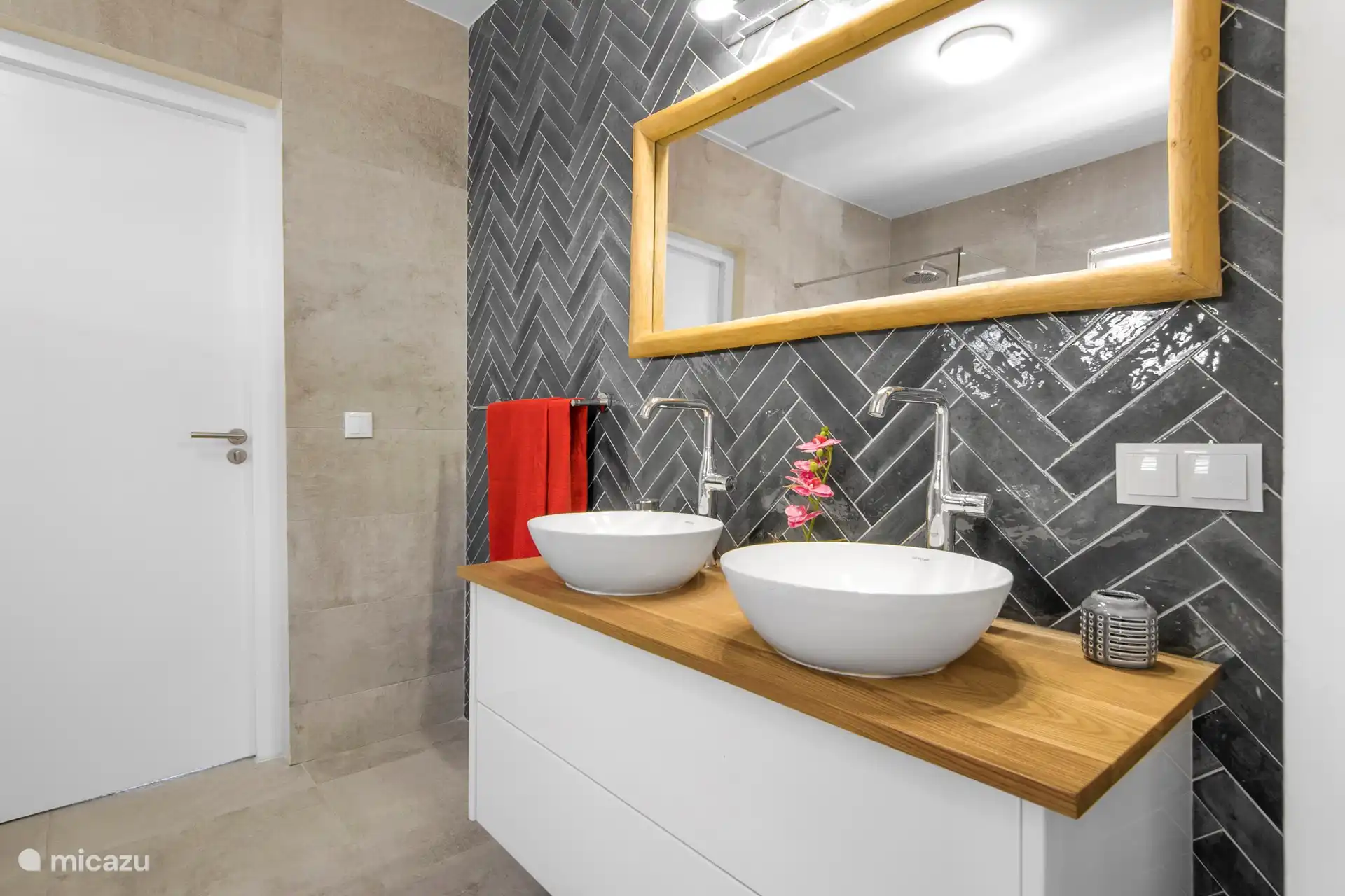 Badezimmer mit Doppelwaschbecken