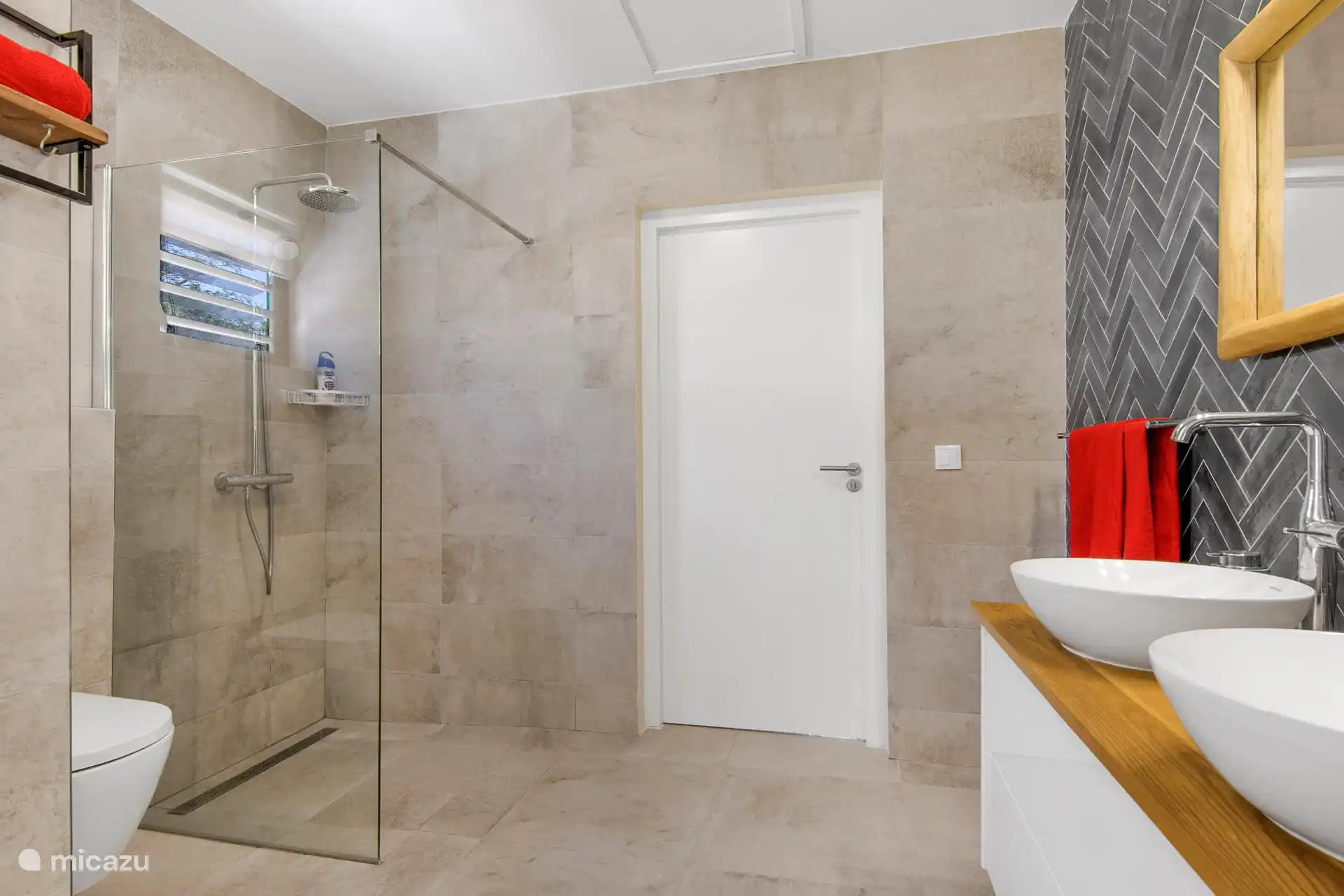 Badezimmer mit Regendusche