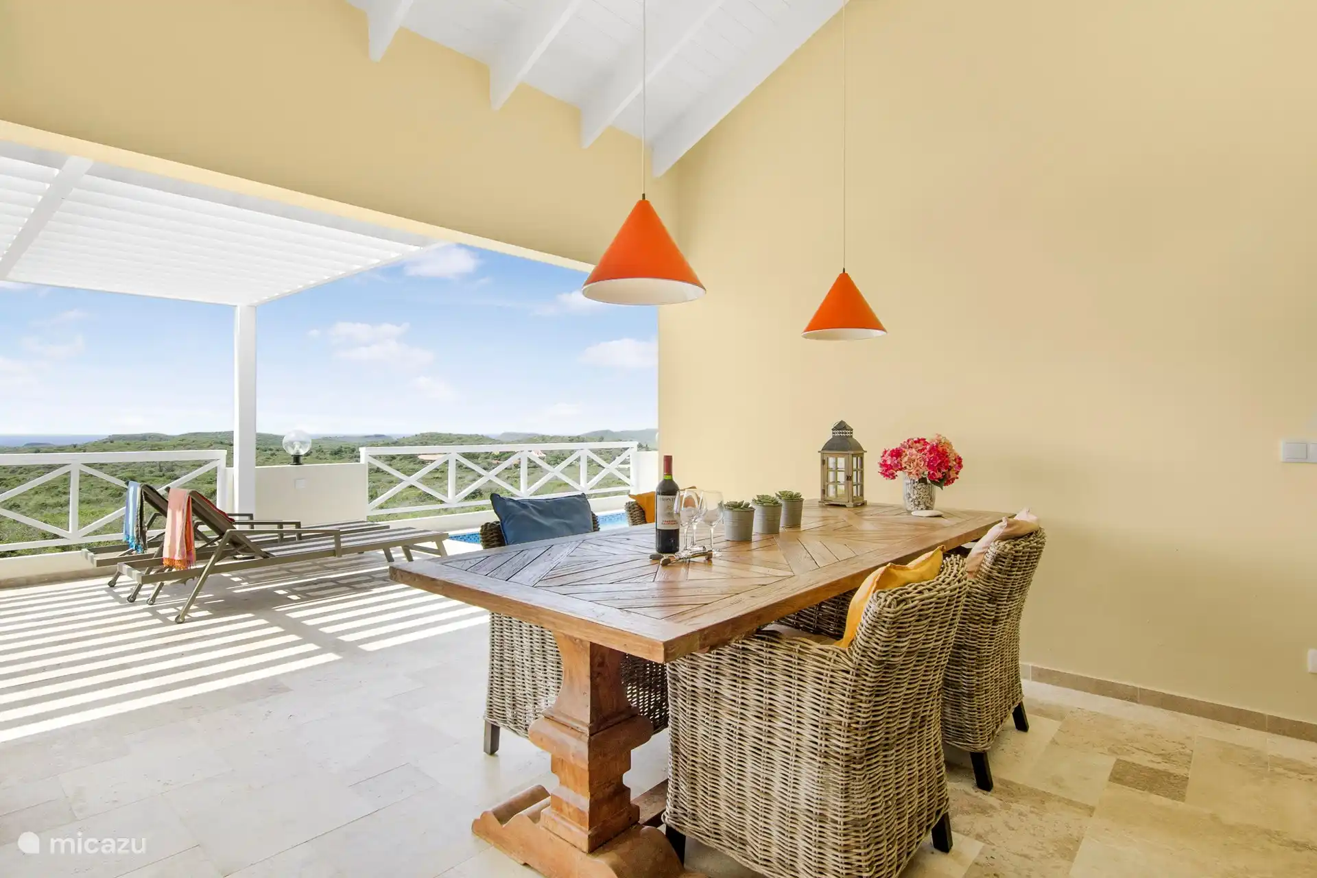 Genießen Sie Ihr Abendessen oder entspannen Sie sich bei dieser Aussicht über Bandabou