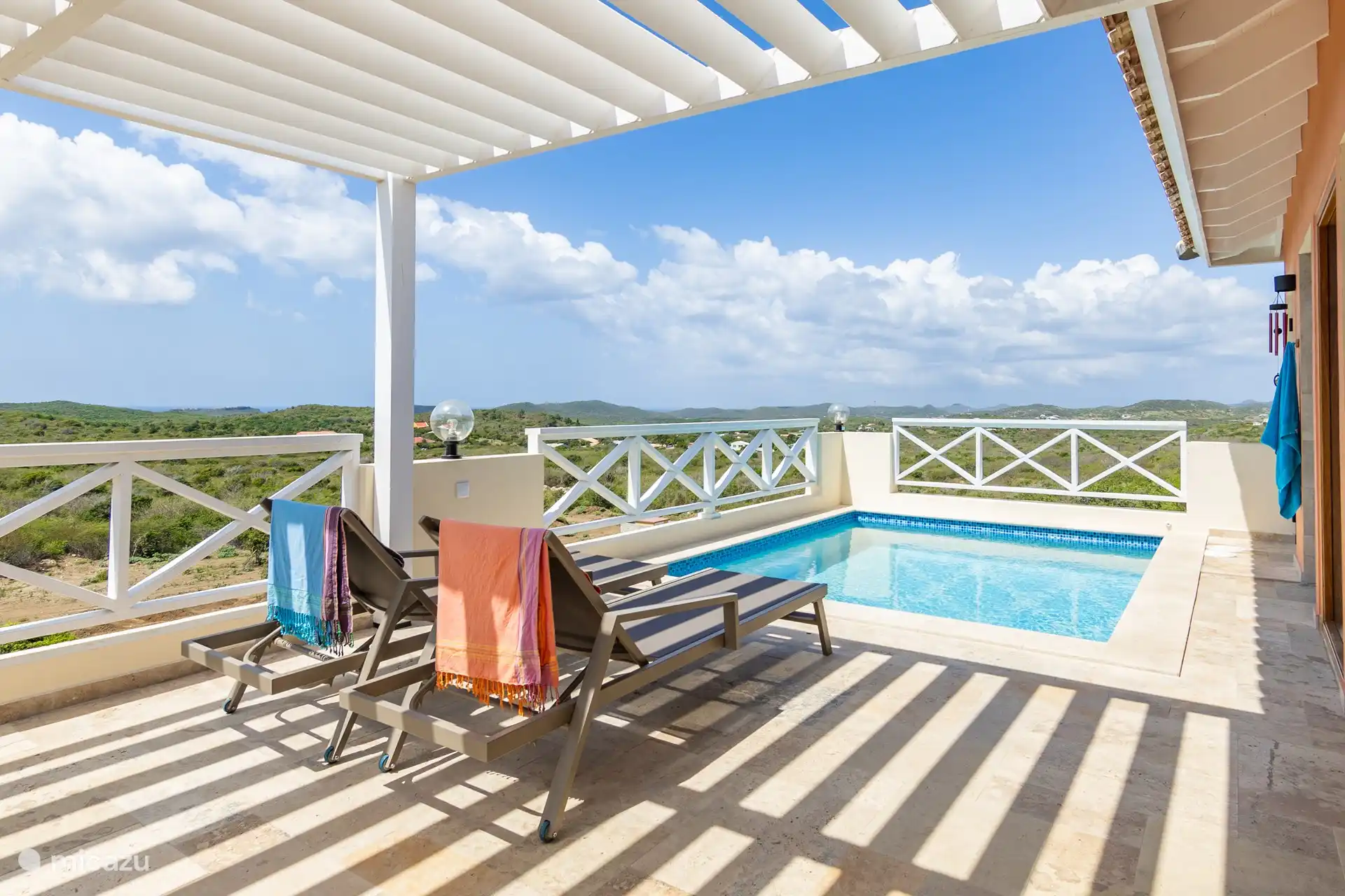 Entspannen Sie sich bei dieser Aussicht auf einer der schönen Sonnenliegen