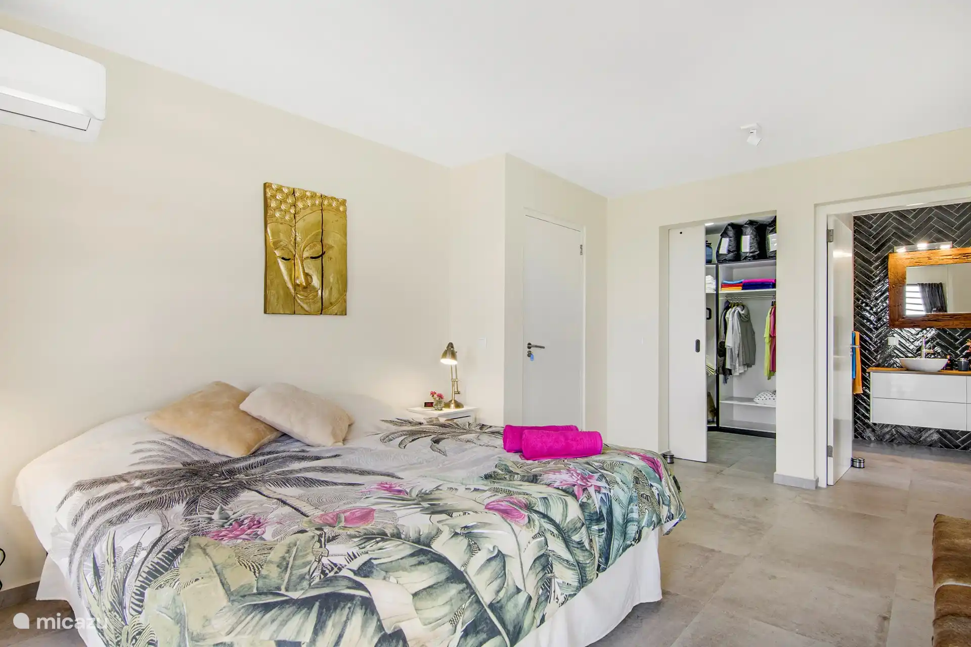 Schlafzimmer mit eigenem Bad und begehbarem Kleiderschrank