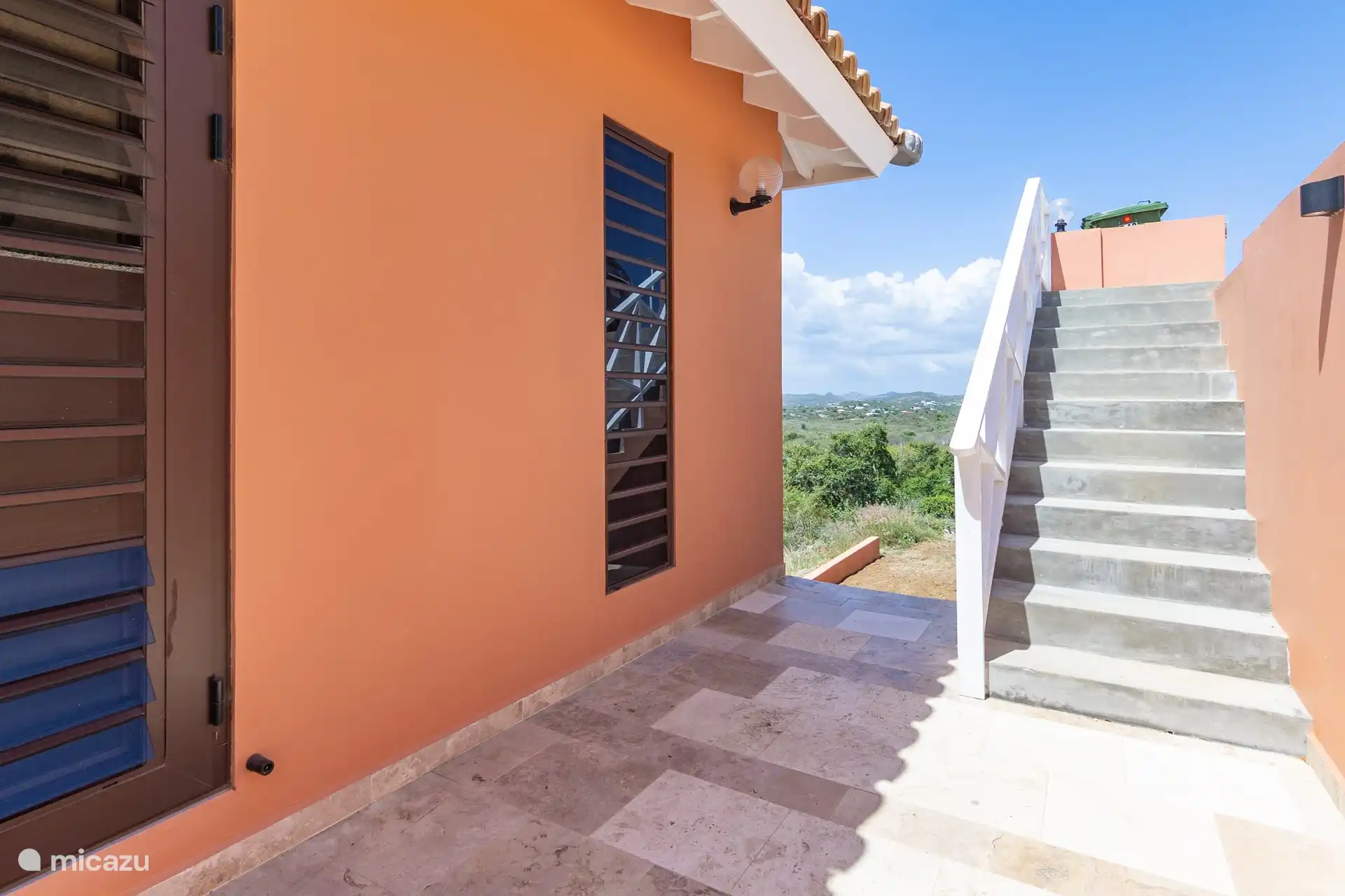 Seite des Hauses mit Treppe nach oben