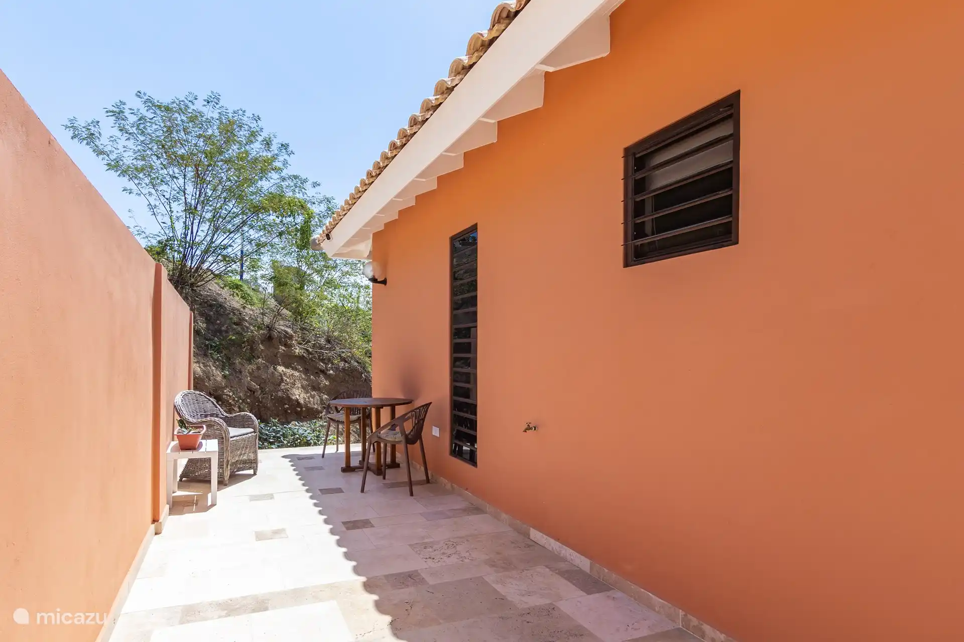 An der Seite des Hauses befindet sich außerdem eine Sitzecke, in der Sie in aller Ruhe sitzen können