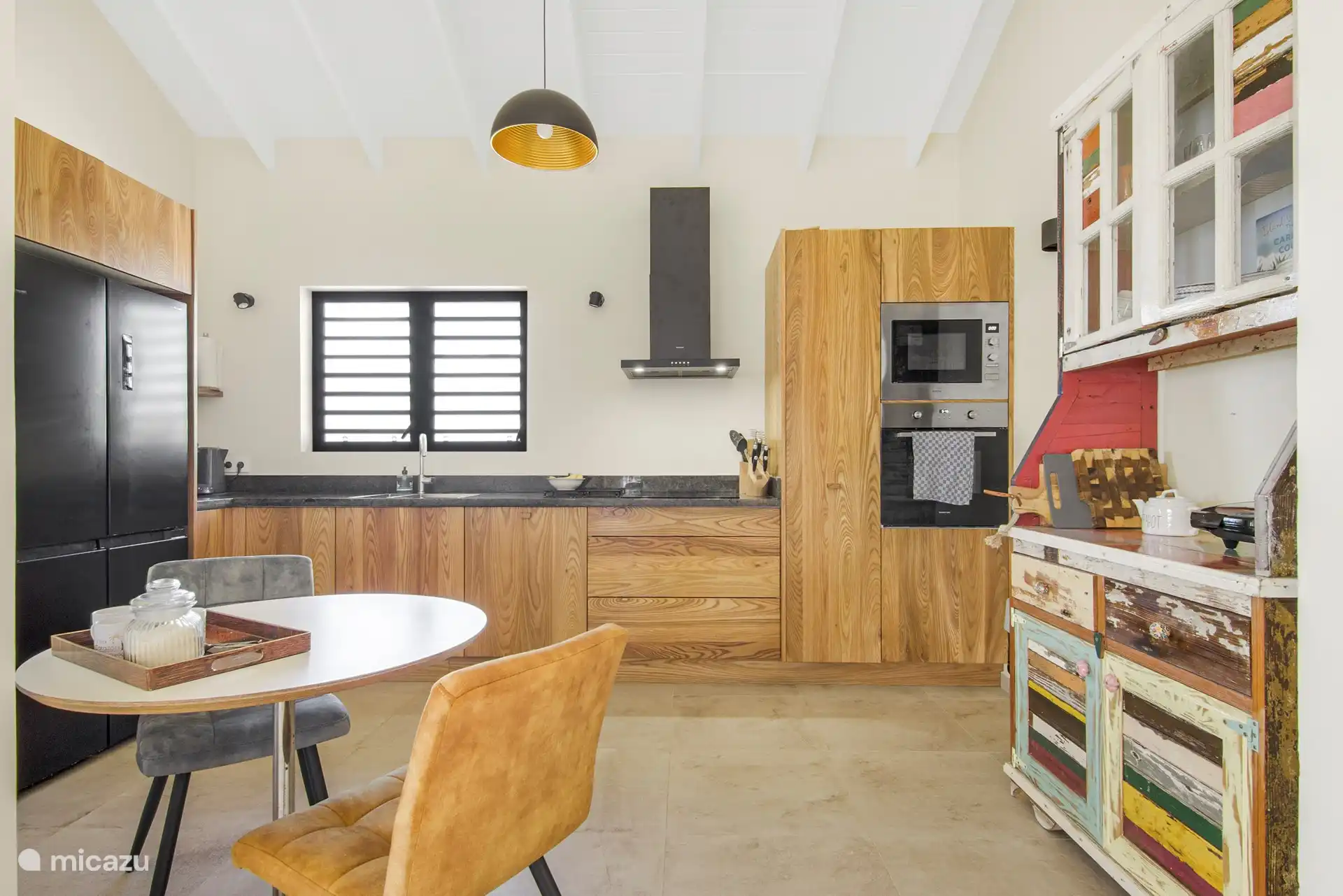 Schöne moderne Küche mit Backofen, Mikrowelle und Geschirrspüler