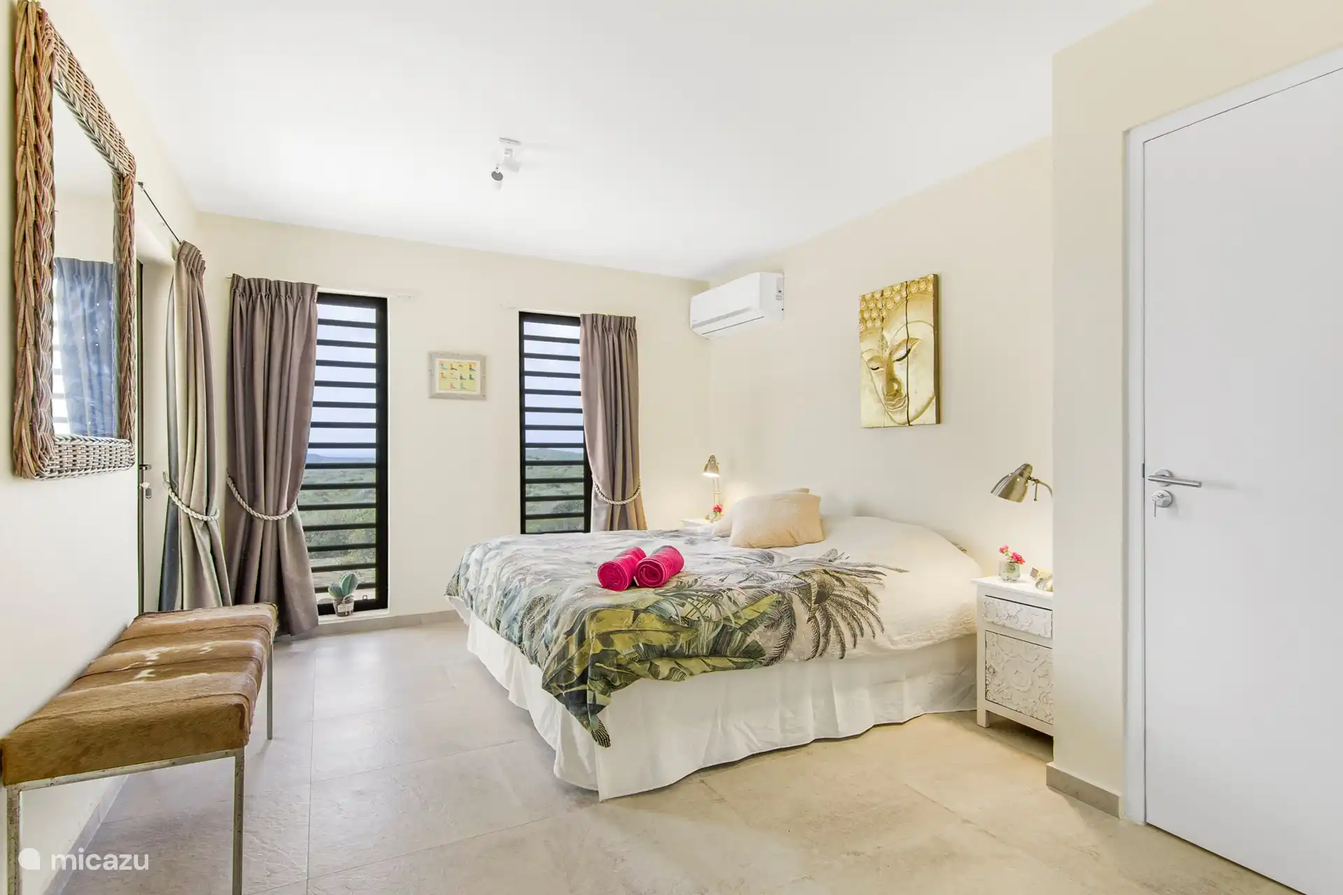 Schlafzimmer 2. Sehr gemütliche Einrichtung mit einem schönen Boxspringbett für eine angenehme Nachtruhe