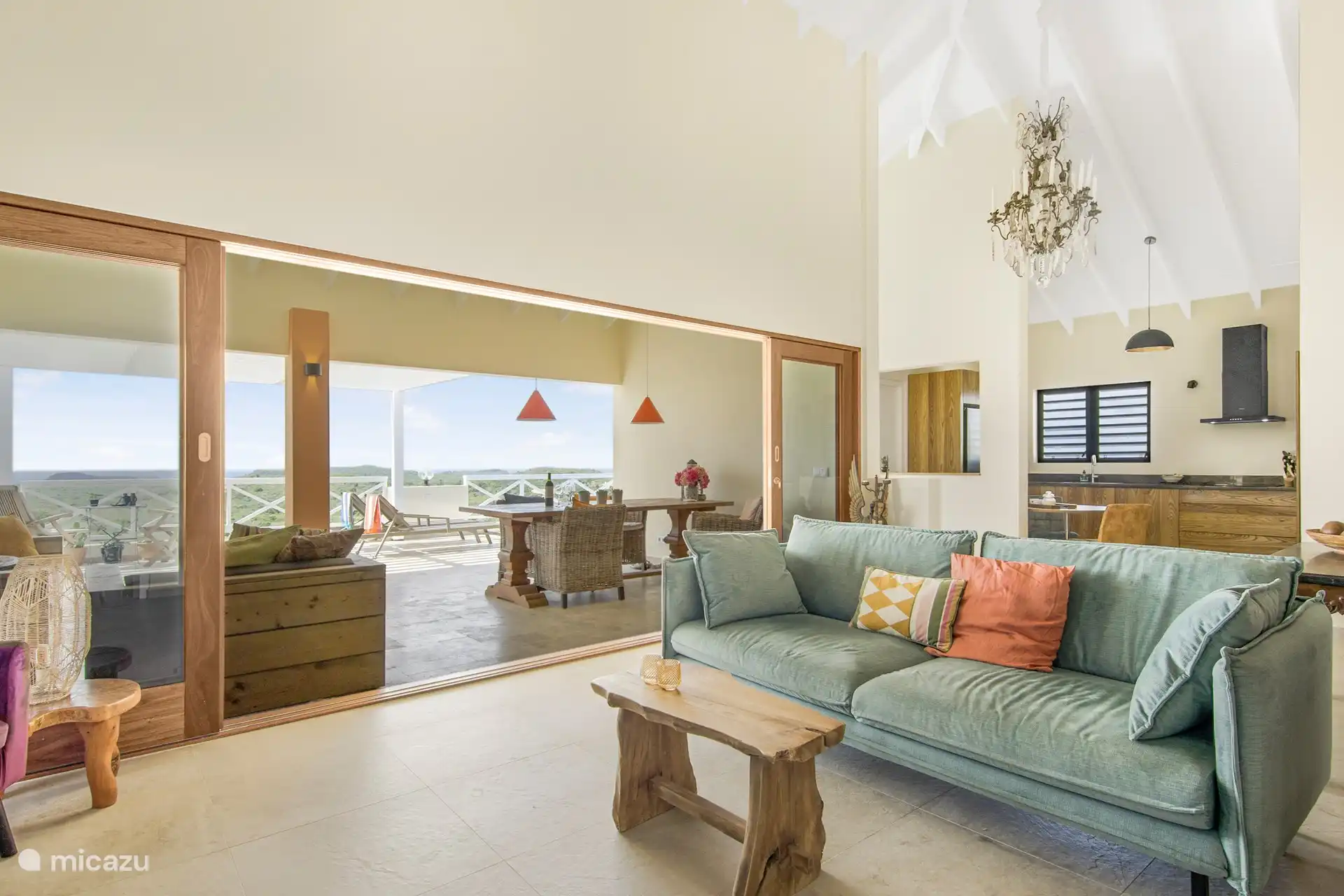 Geräumiges Wohnzimmer mit Treppenabsatz zur Außenterrasse