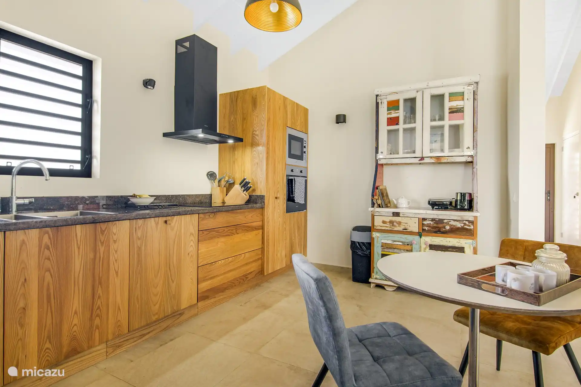 In der Küche gibt es außerdem einen zusätzlichen Sitzbereich, in dem Sie auf Ihre köstliche Tasse Kaffee warten oder einfach nur über den Tag sprechen können