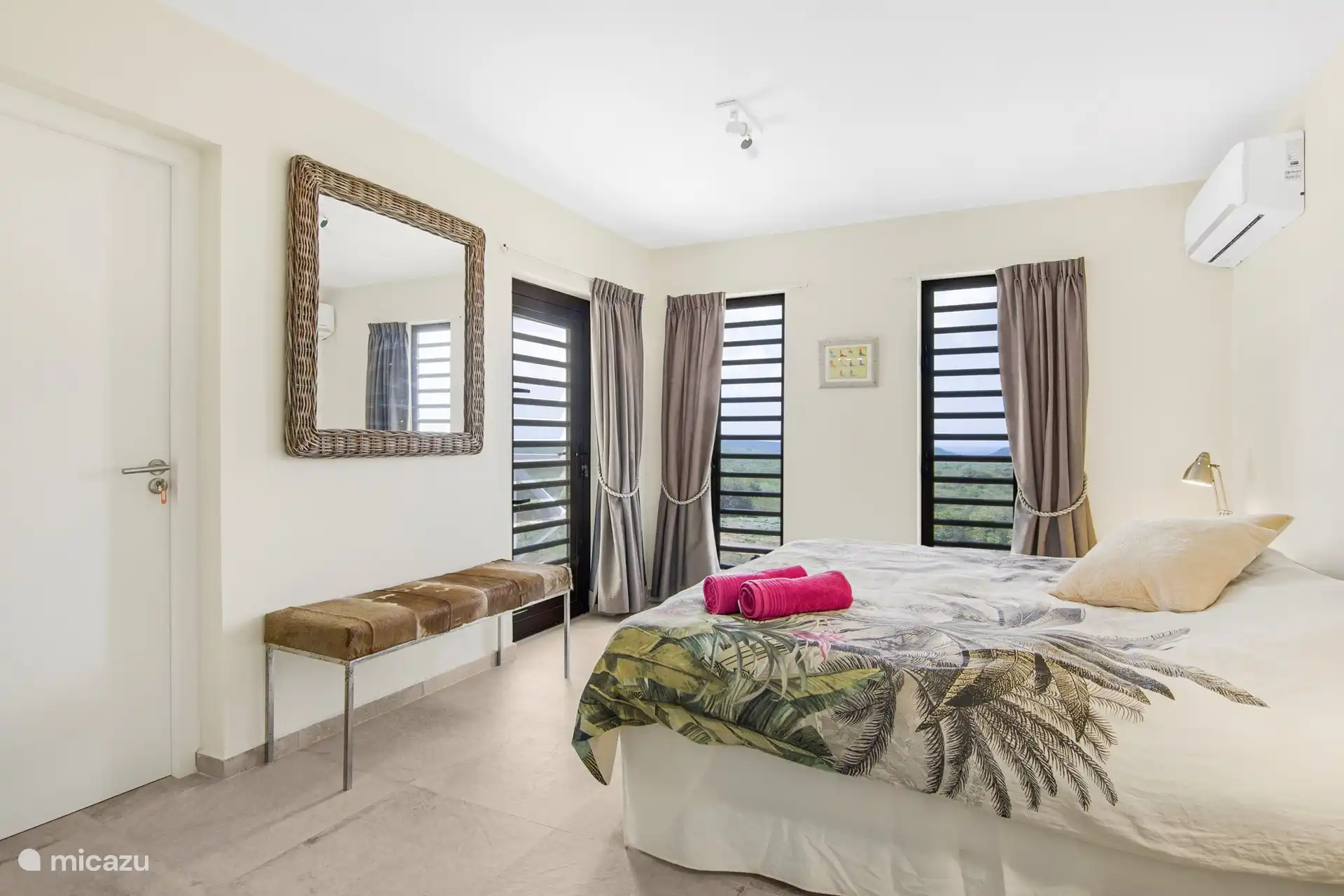 Sehr geräumiges Hauptschlafzimmer mit eigenem Bad