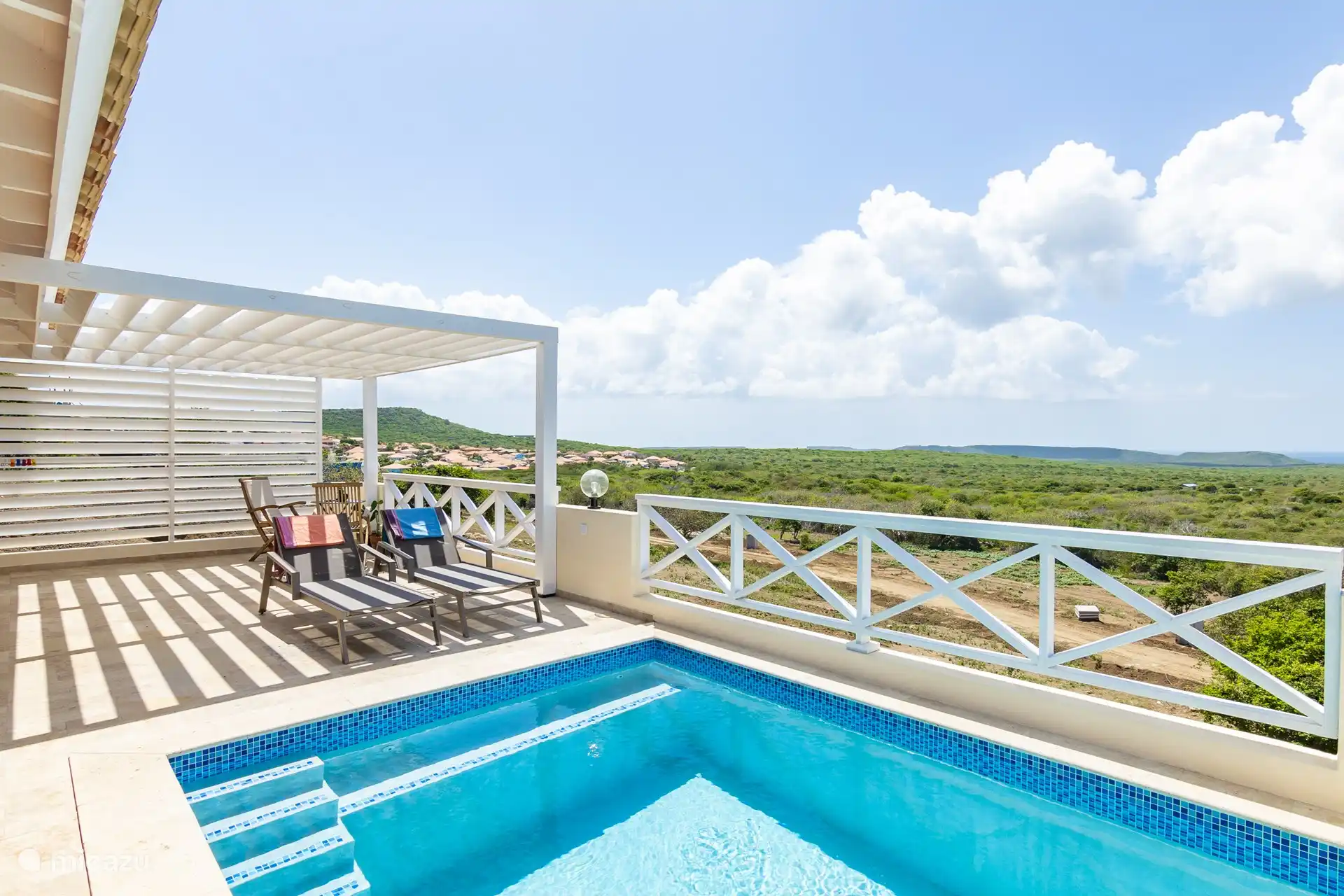 Blick von der Veranda und dem Swimmingpool über den Villapark Fontein
