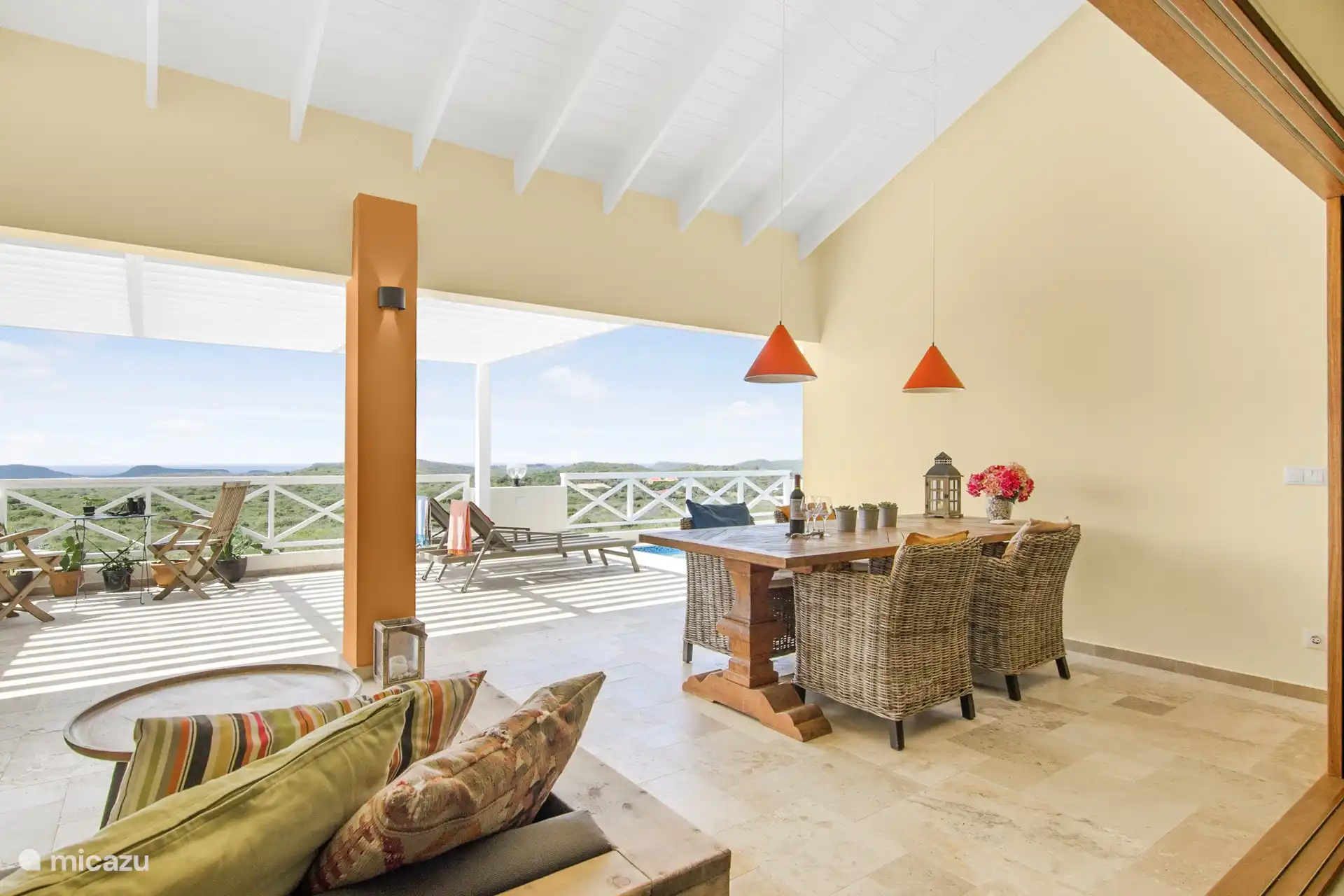 Wohnzimmer mit Blick über Bandabou