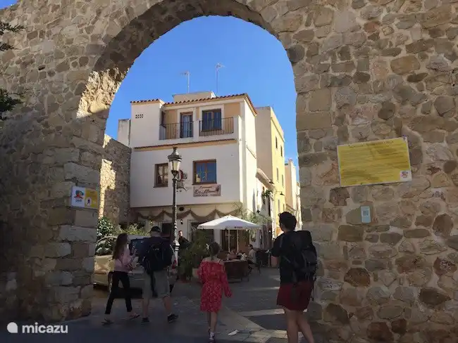 la vieille ville avec des restaurants chaleureux