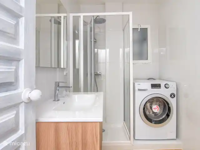 Appartement LA PERLA Calp 2 | Espagne, Costa Blanca, Calpe - appartement la salle de bain avec douche, WC et lavabo et lave-linge