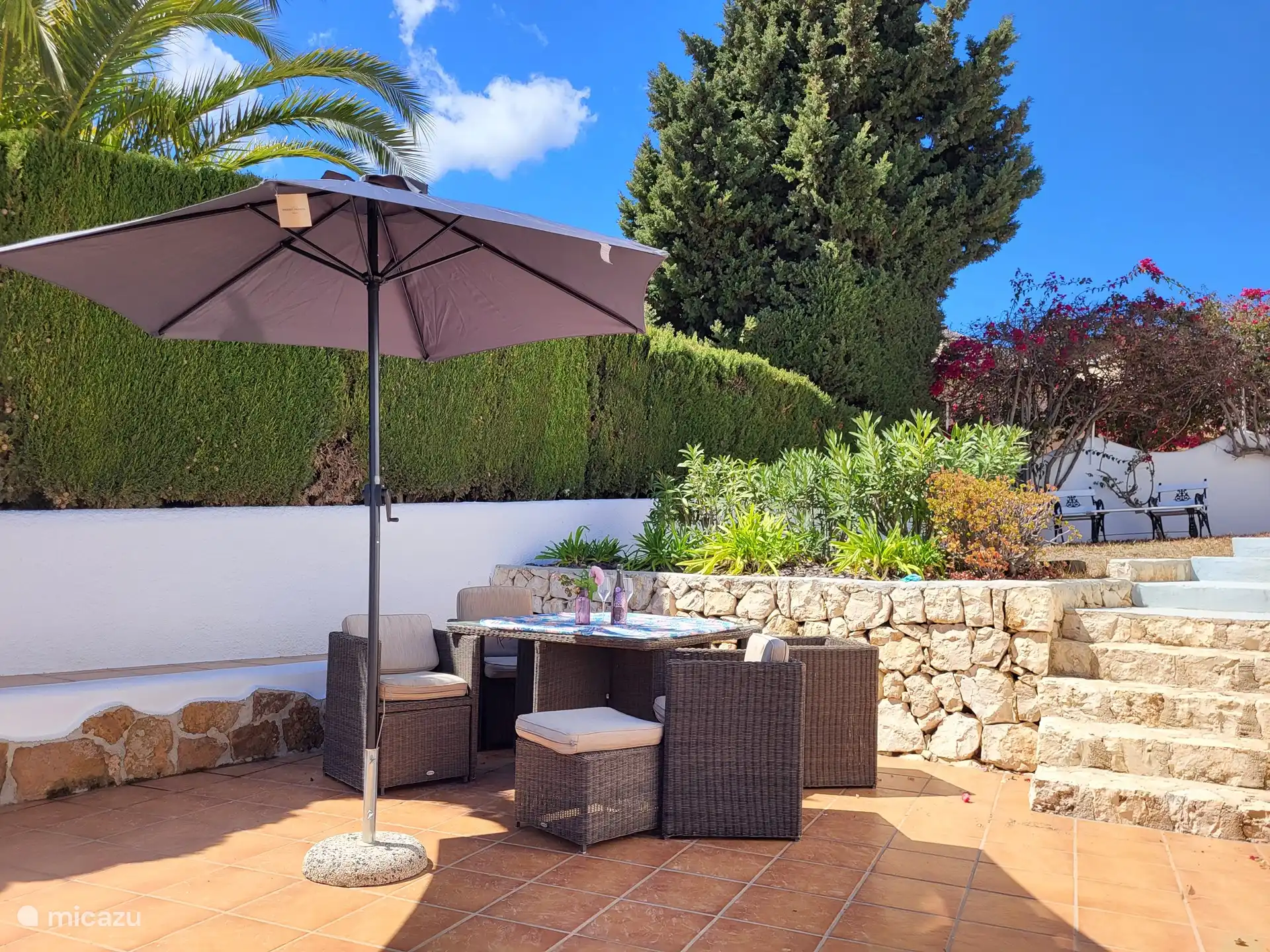 Zitten in het zwembadgebied