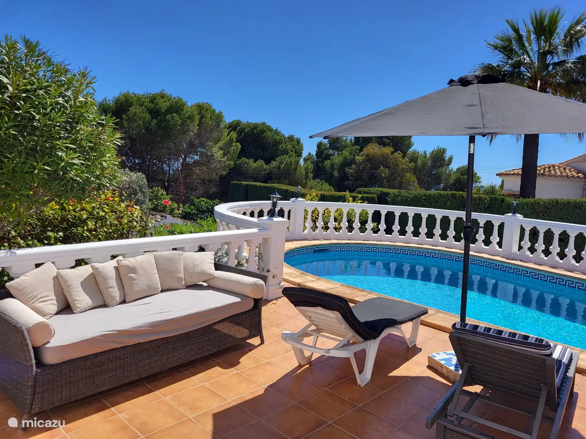 Terras bij het zwembad